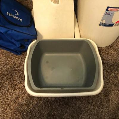 4 Piece Lot, Trash Can with Lid, 2 Wash Basins and Single Bowling Ball Bag