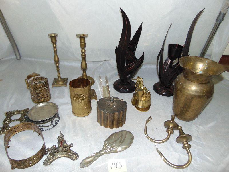 143 Metal home decor | EstateSales.org