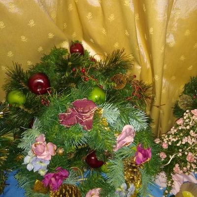 Christmas lot 5 trees, wreaths and decor