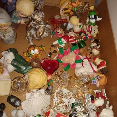 Christmas lot 7 decor, ornaments, Garland and more