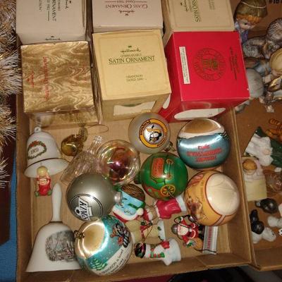 Christmas lot 7 decor, ornaments, Garland and more