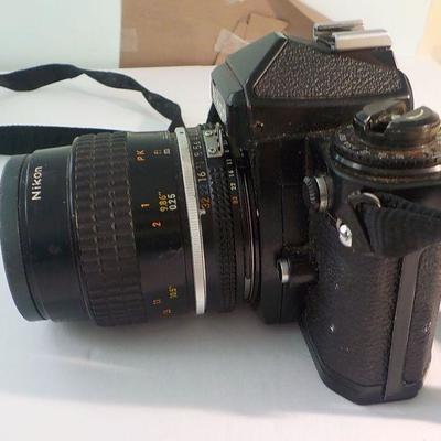 Nikon . 35 mm model FE2 .