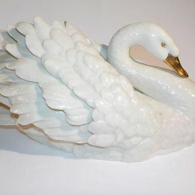 The Graceful Swan/ Ivory China Edition/ LENOX.