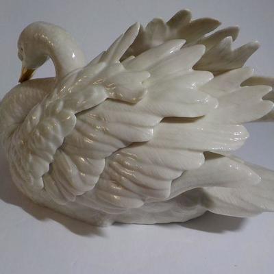 The Graceful Swan/ Ivory China Edition/ LENOX.
