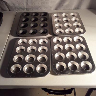 Lot 10 Baking pans  & cupcake decorating kit