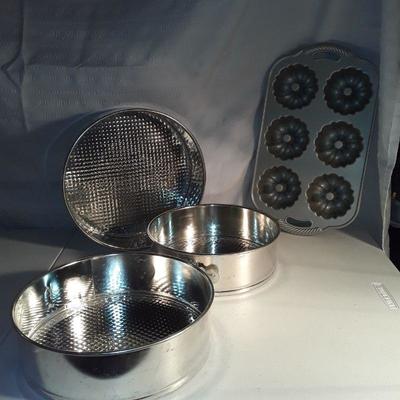 Lot 10 Baking pans  & cupcake decorating kit