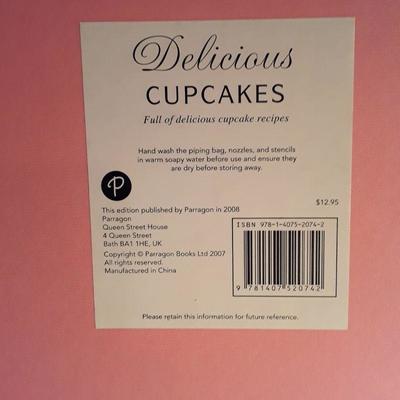 Lot 10 Baking pans  & cupcake decorating kit