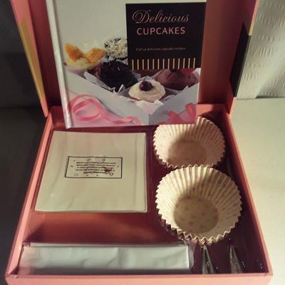 Lot 10 Baking pans  & cupcake decorating kit