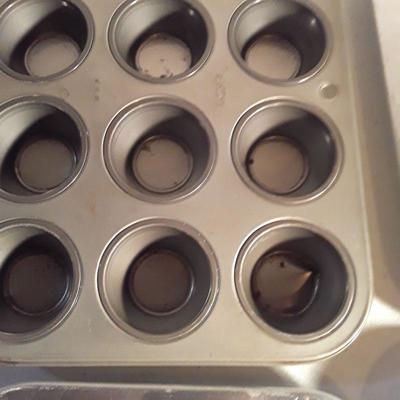 Lot 10 Baking pans  & cupcake decorating kit