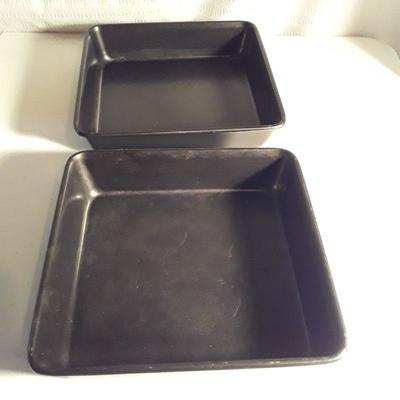 Lot 10 Baking pans  & cupcake decorating kit