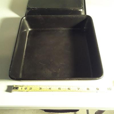 Lot 10 Baking pans  & cupcake decorating kit