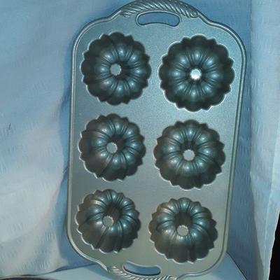 Lot 10 Baking pans  & cupcake decorating kit