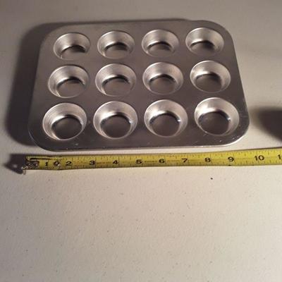 Lot 10 Baking pans  & cupcake decorating kit