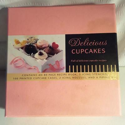 Lot 10 Baking pans  & cupcake decorating kit