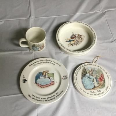F-141  Peter rabbit by Wedgewood childâ€™s serving pieces 