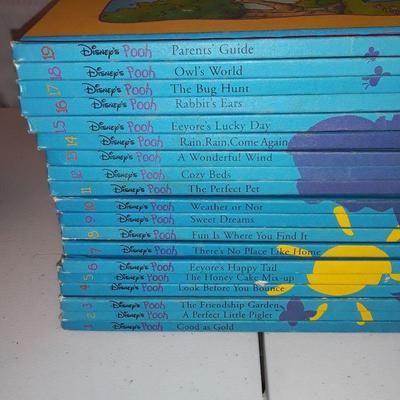 Lot 19 volumes Disney's Pooh Out and about