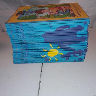 Lot 19 volumes Disney's Pooh Out and about