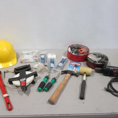 Lot 24 - Tools - Pipe wrench - Hammer - Drill
