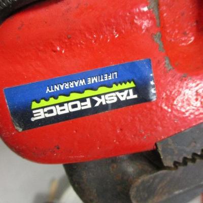 Lot 24 - Tools - Pipe wrench - Hammer - Drill