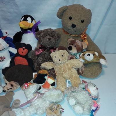 Lot of assorted Stuffed animals