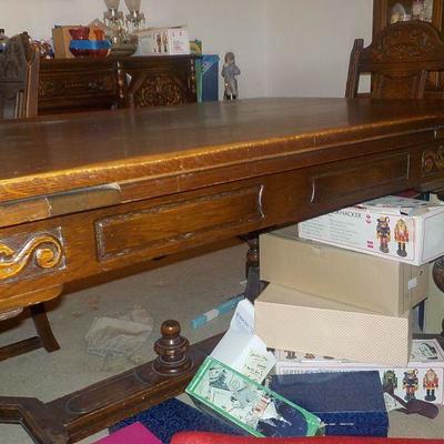 Victorian Dinning room table / six chairs.