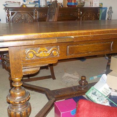 Victorian Dinning room table / six chairs.