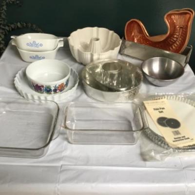 K-105 Nice Lot of Kitchen Baking Ware 