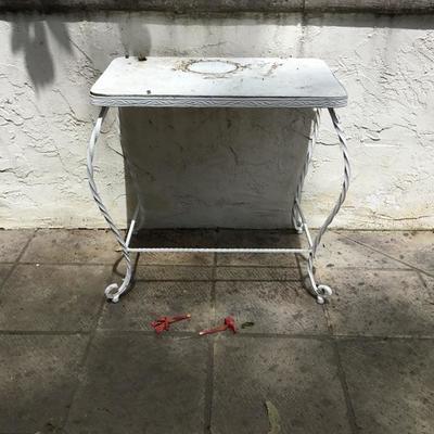 P-109 White wrought iron garden table with wooden top