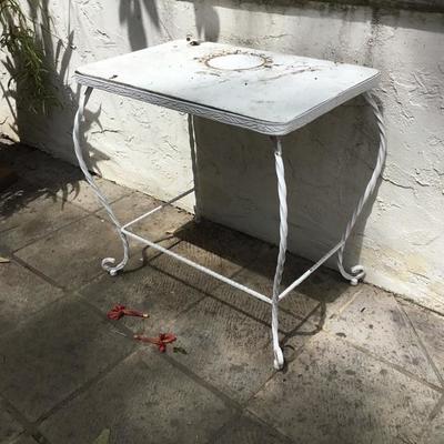 P-109 White wrought iron garden table with wooden top