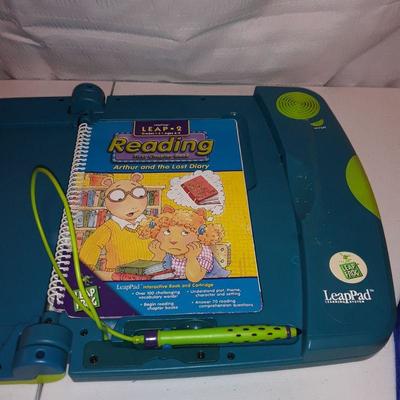 Lot 2 leap pads, cartridges, bags