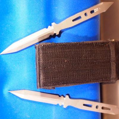 2 Throwing knives 