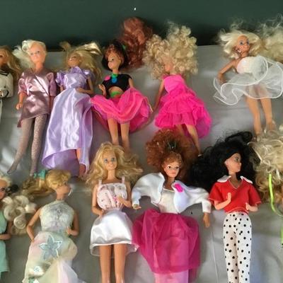 F-182 20 vintage Barbie dolls