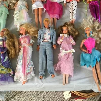 F-182 20 vintage Barbie dolls