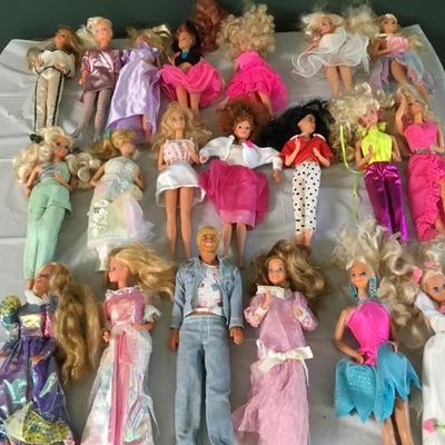 F-182 20 vintage Barbie dolls