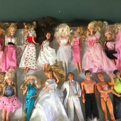 F-183  27 vintage Barbie and Ken dolls