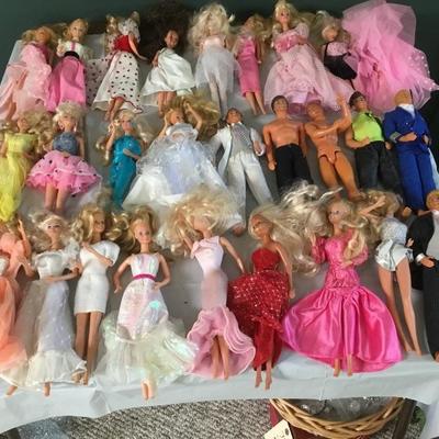 F-183  27 vintage Barbie and Ken dolls