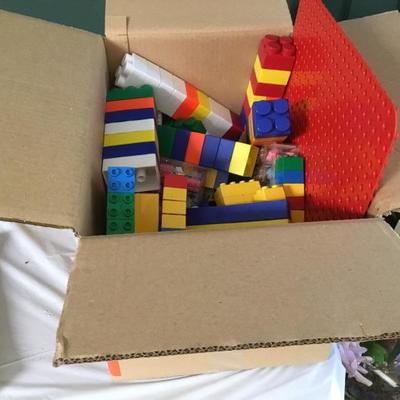 F-184  large lot of Lego, Duplo and capsela Building