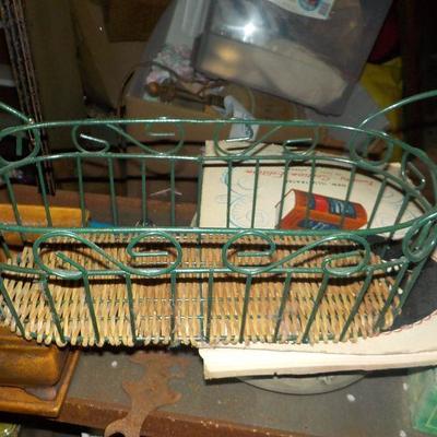 Display  wicker & wire 13 in. basket.