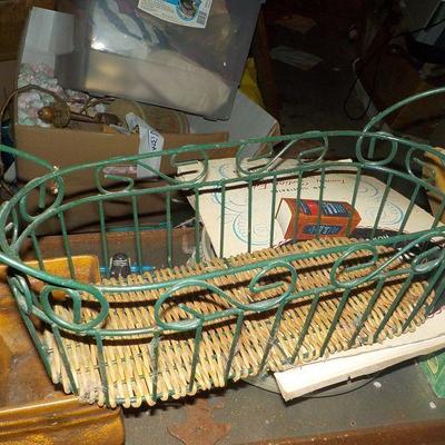 Display  wicker & wire 13 in. basket.
