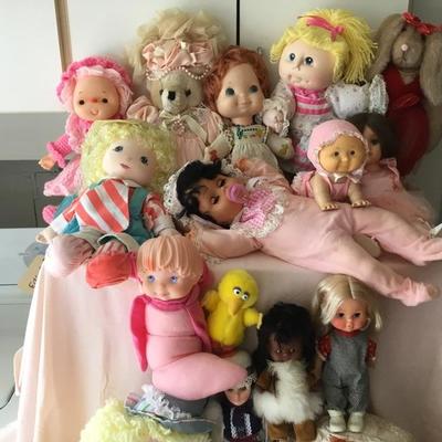 G-103 Large lot of vintage dolls number one