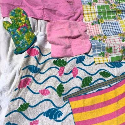 VINTAGE LINEN LOT - Beach Towel, 2 pillowcases, hand towel, oven mitt in Retro colors