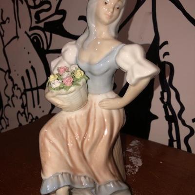 Tenges lady sitting figurine