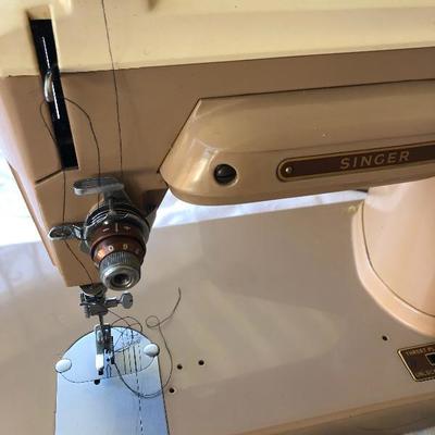 Singer Sewing Machine with case and accessories 