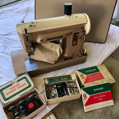 Singer Sewing Machine with case and accessories 
