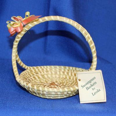 Lot 35 smalll handled basket