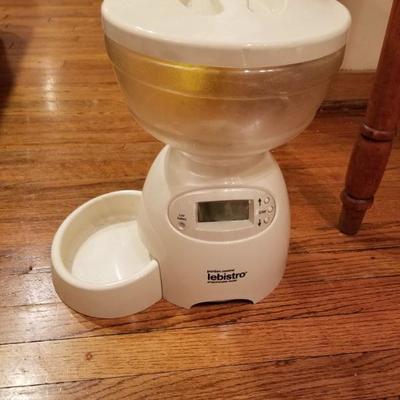 Lebistro portion control pet feeder