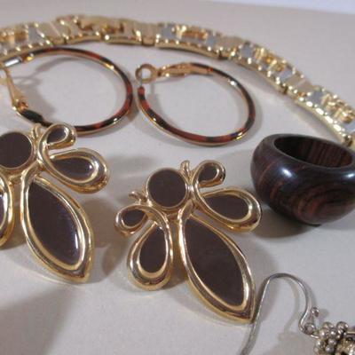 Small Gold Tone Necklace and Earrings and Ring Fashion All Wear 
