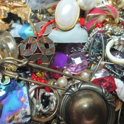 Vintage Lot of Craft, Wear, repair , repurpose Costume Jewelry 7pds 
