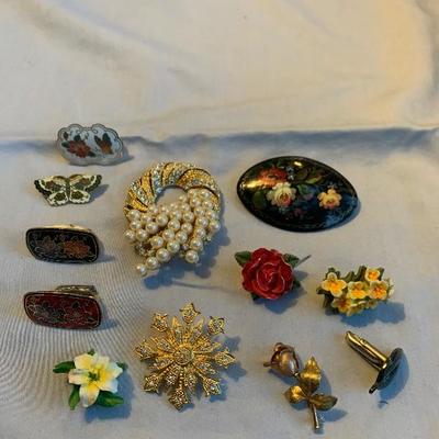 Assorted floral brooches/pin backs 