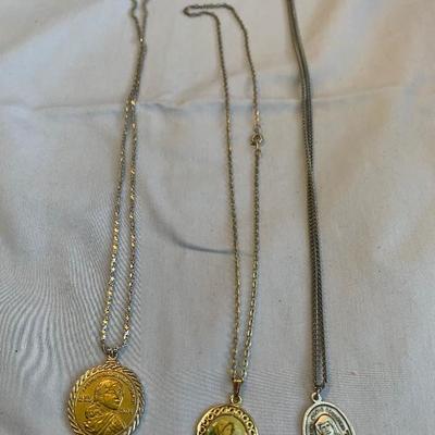 Assorted necklace lot 